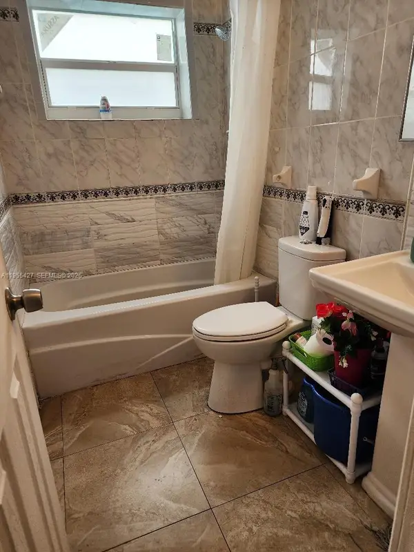 4241 NW 36th Ave, Lauderdale Lakes, FL 33309