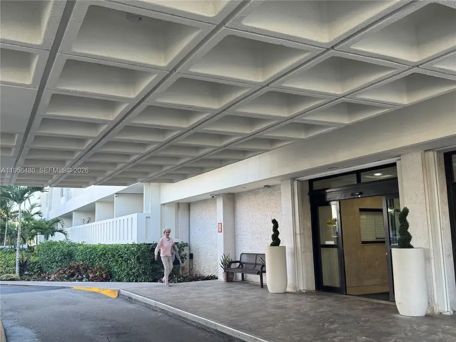300 Bayview Dr #501, Sunny Isles Beach, FL 33160 - Image #2
