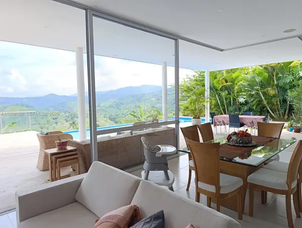 10 La Trinidad, ,  