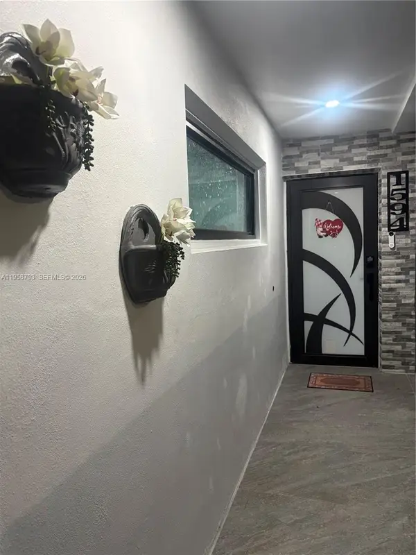 1594 W 73rd St, Hialeah, FL 33014