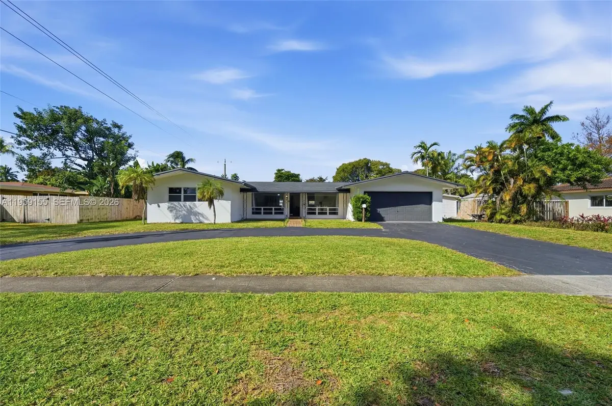 861 N Bel Air Dr, Plantation, FL 33317 - Image #1