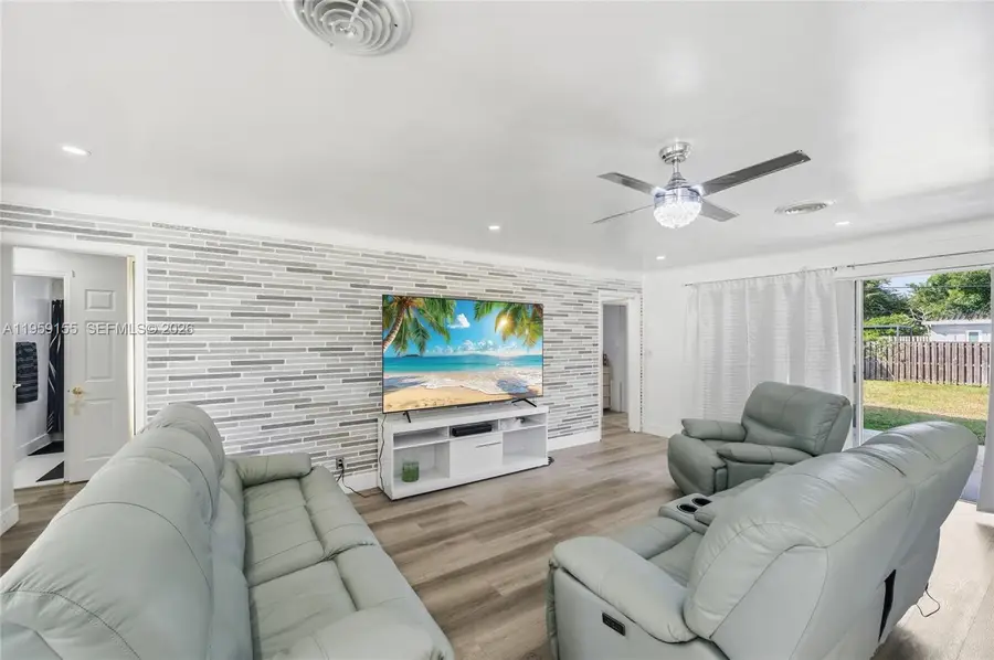 861 N Bel Air Dr, Plantation, FL 33317 - Image #2