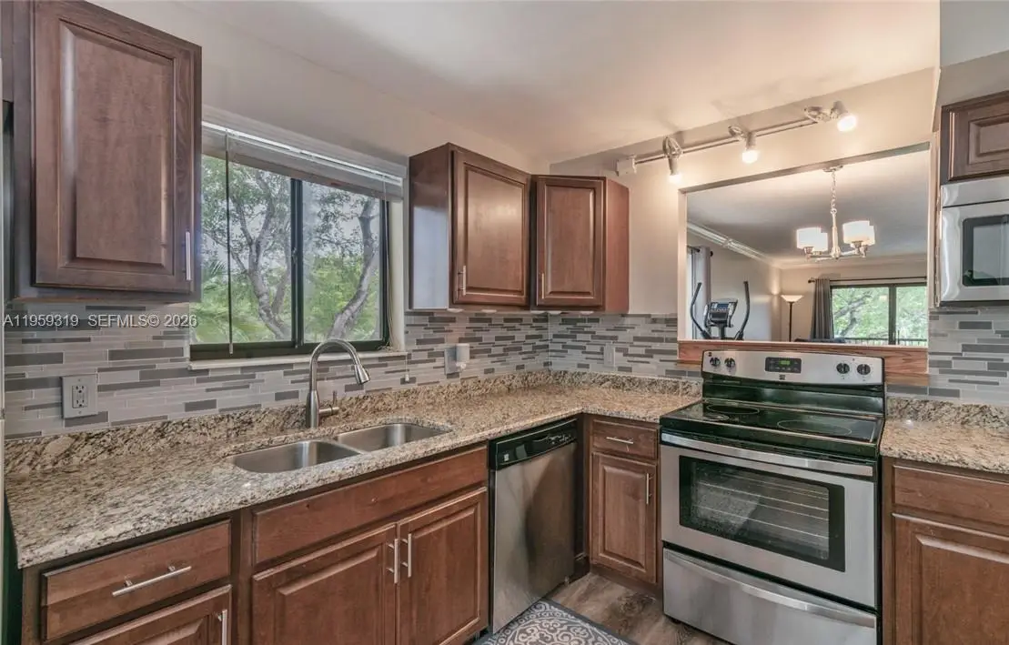 402 Lakeview Dr #201, Weston, FL 33326 - Image #1