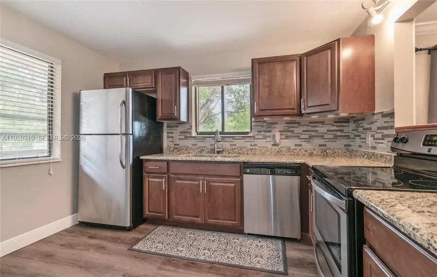 402 Lakeview Dr #201, Weston, FL 33326 - Image #2
