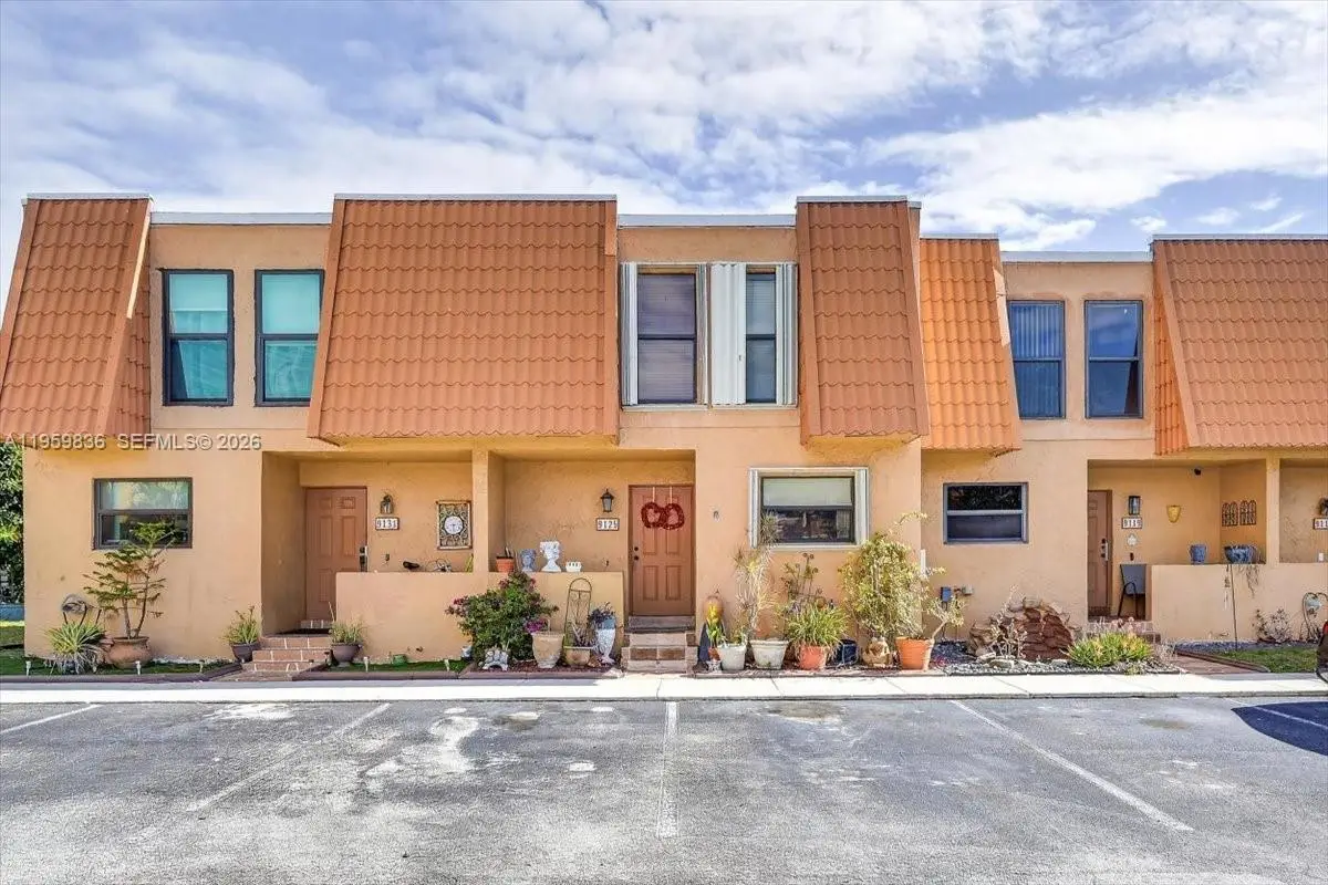 9125 Limetree Ln #168, Pembroke Pines, FL 33024 - Image #1