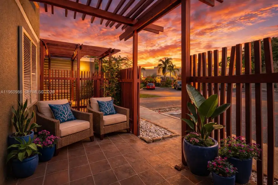 10911 N Lakeview Dr, Pembroke Pines, FL 33026 - #3