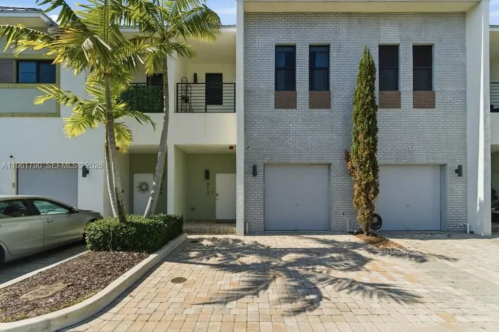 913 NW 45th Ter, Plantation, FL 33317 - Image #1