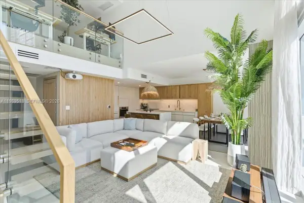 200 Biscayne Blvd Wy #706, Miami, FL 33131