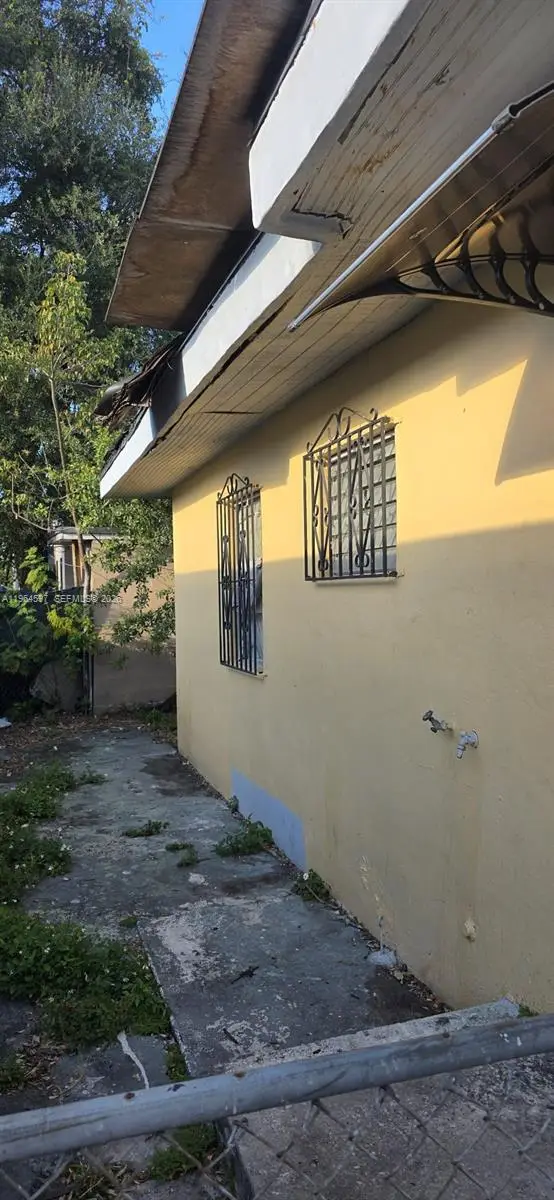 1511 NW 64th St, Miami, FL 33147