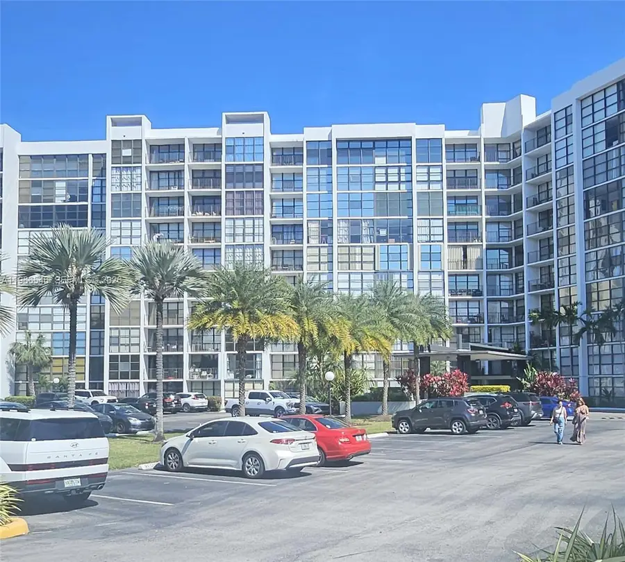 1000 Parkview Dr #605, Hallandale Beach, FL 33009 - #3