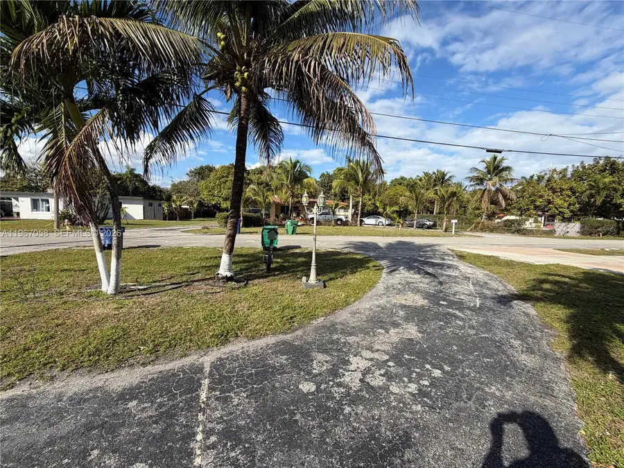 150 NE 164th St, Miami, FL 33162 - #2