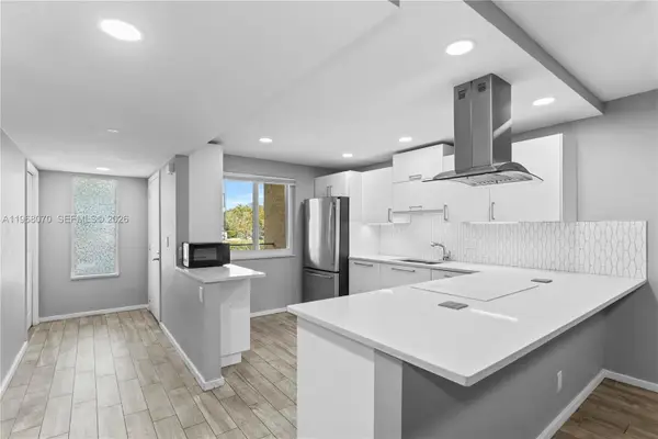 201 Lakeview Dr #203, Weston, FL 33326