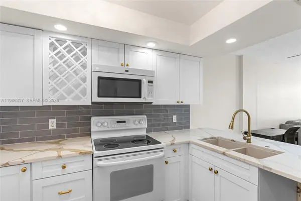 112 Royal Park Dr #3H, Oakland Park, FL 33309