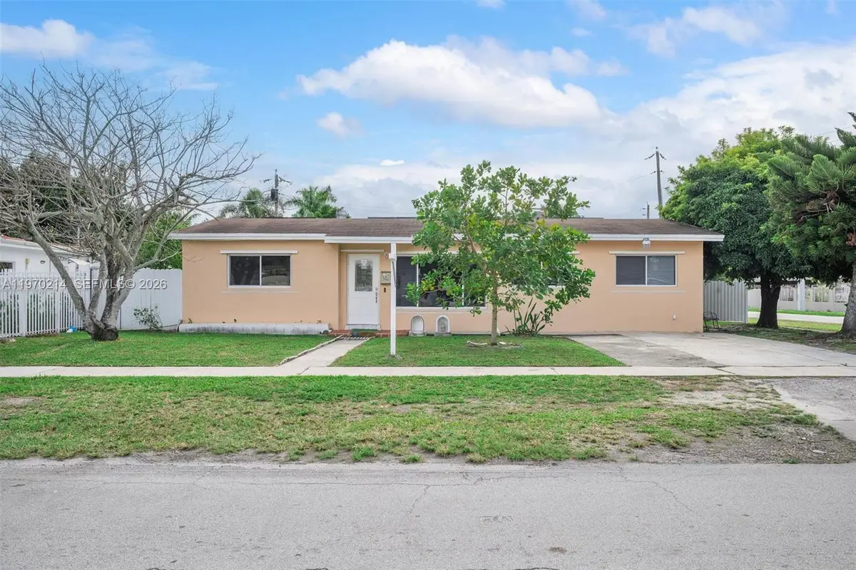 590 W 35th Pl, Hialeah, FL 33012 - #1