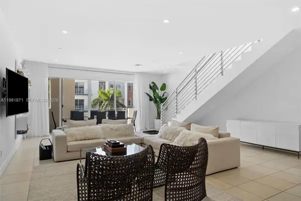 1034 NE 18th Ave #205, Fort Lauderdale, FL 33304