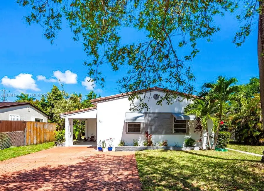 913 NE 4th St, Hallandale Beach, FL 33009 - #2