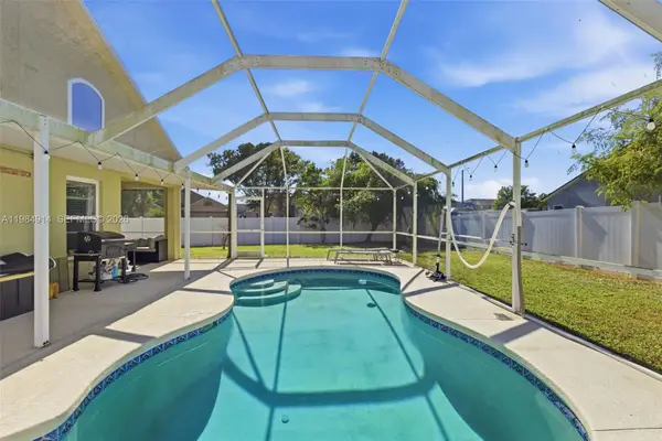 12502 Lake Vista Dr, Tampa, FL 33534