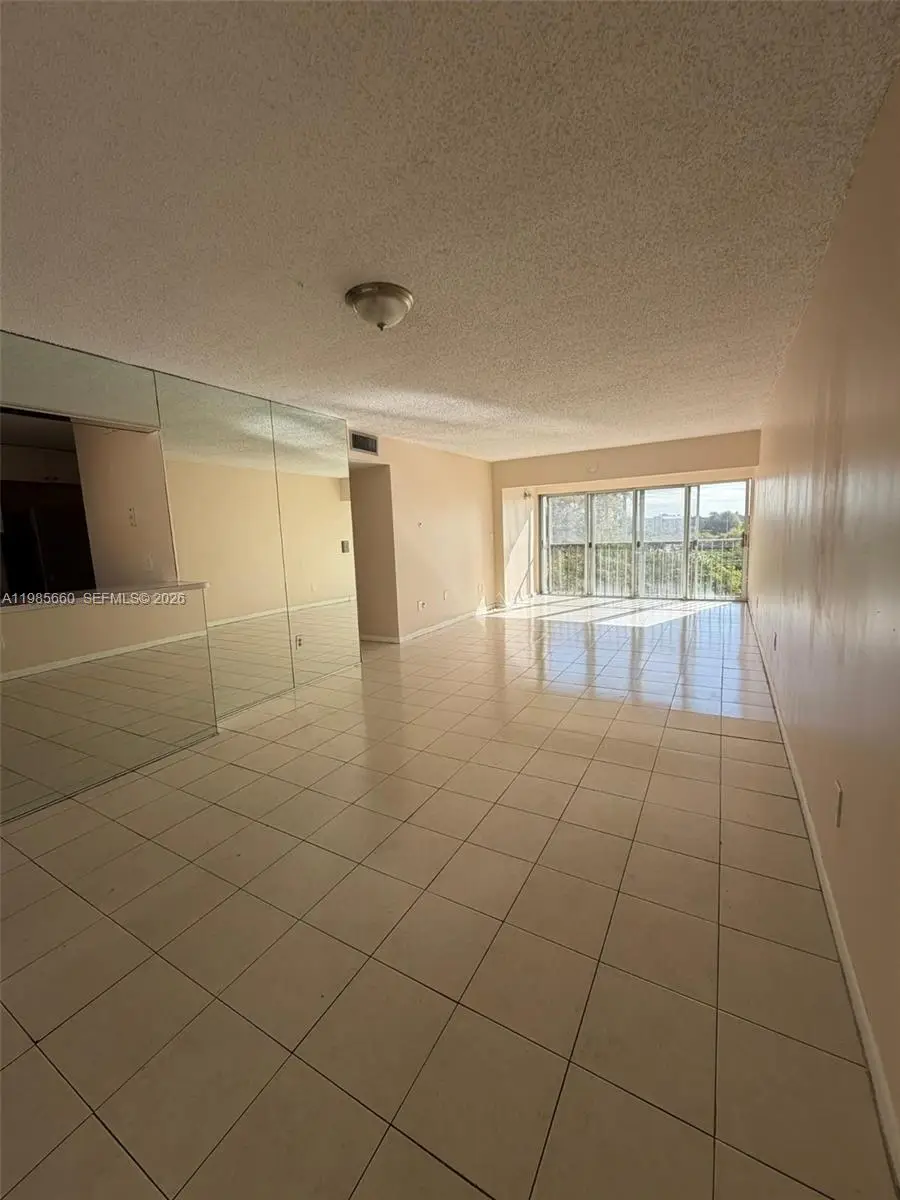 9180 Fontainebleau Blvd #401, Miami, FL 33172 - #1