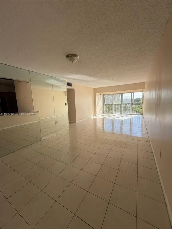 9180 Fontainebleau Blvd #401, Miami, FL 33172
