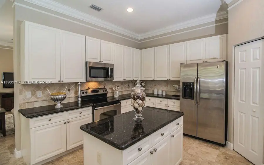 1633 Victoria Pointe Ln, Weston, FL 33327 - #2