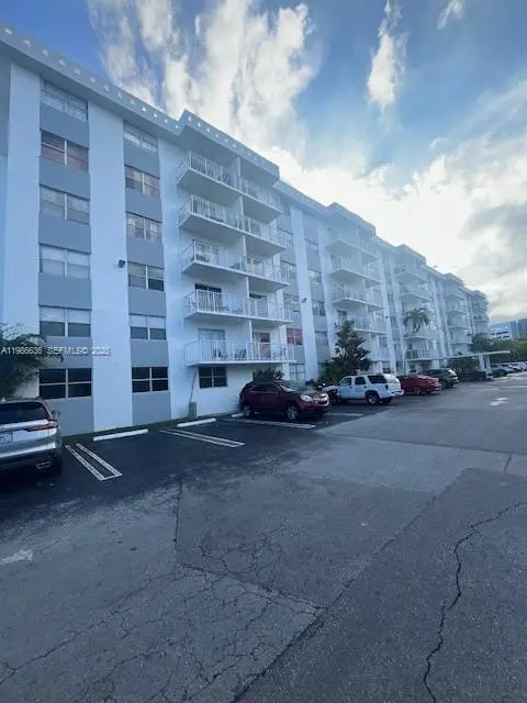 16465 NE 22nd Ave #118, North Miami Beach, FL 33160