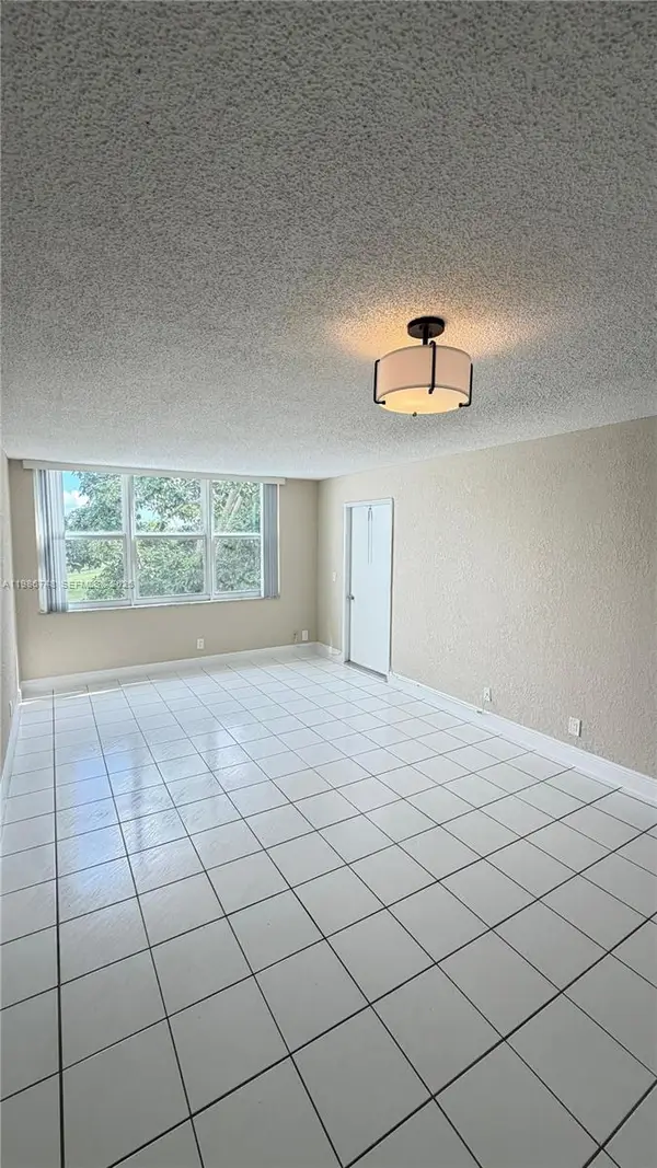 9461 Evergreen Pl #305, Davie, FL 33324