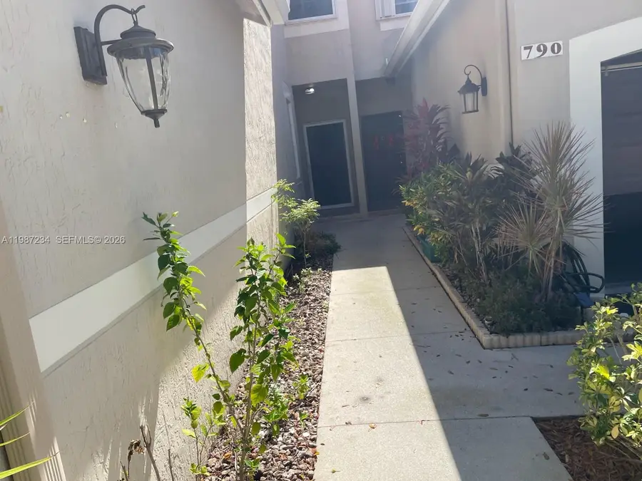 800 Sorrento Dr, Weston, FL 33326 - #2