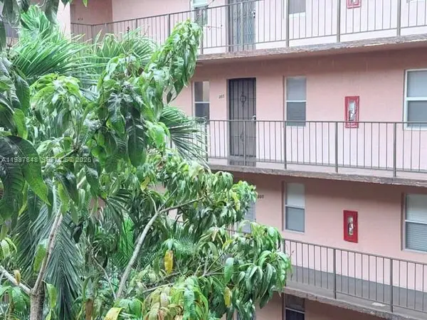 2841 Somerset Dr #305, Lauderdale Lakes, FL 33311