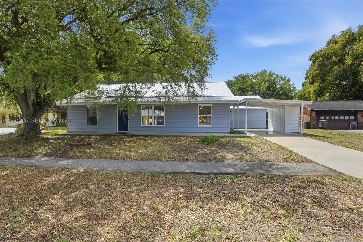 210 E Sugarland Cir, Clewiston, FL 33440 - #1