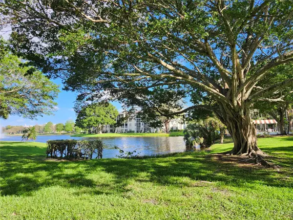 9410 Poinciana Pl #101, Davie, FL 33324