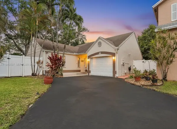 371 NW 101st Ter, Pembroke Pines, FL 33026