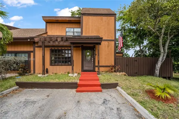 10101 Woodbury Ct, Pembroke Pines, FL 33026