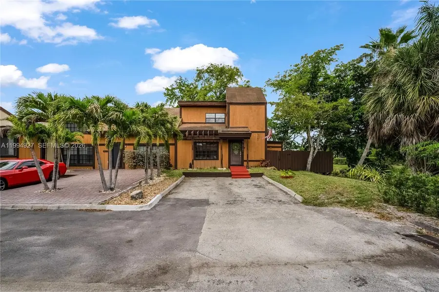 10101 Woodbury Ct, Pembroke Pines, FL 33026 - #2