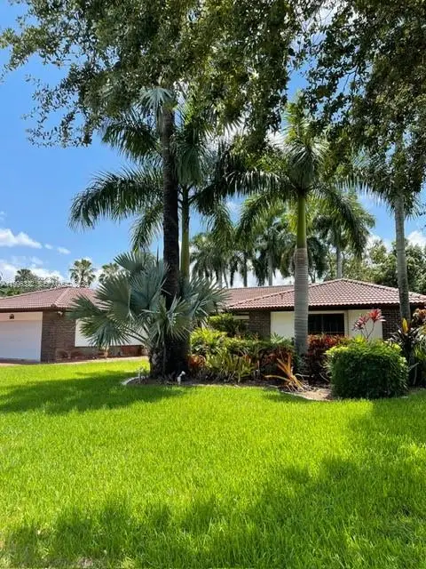 19265 E Saint Andrews Dr, Hialeah, FL 33015