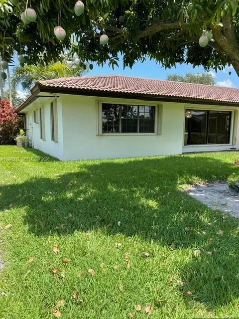 19265 E Saint Andrews Dr, Hialeah, FL 33015 - #2