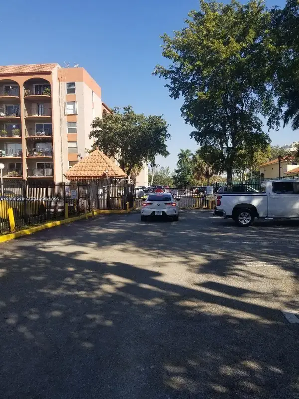 5201 NW 7th St #609W, Miami, FL 33126