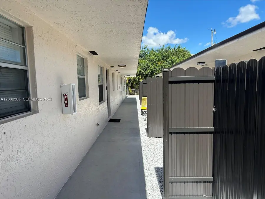916 SW 10th St, Hallandale Beach, FL 33009 - #2