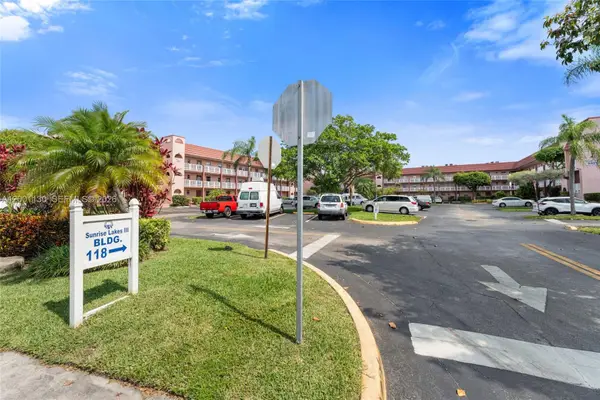 9401 Sunrise Lakes Blvd #307, Sunrise, FL 33322