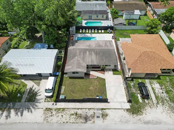560 NE 161st St, Miami, FL 33162