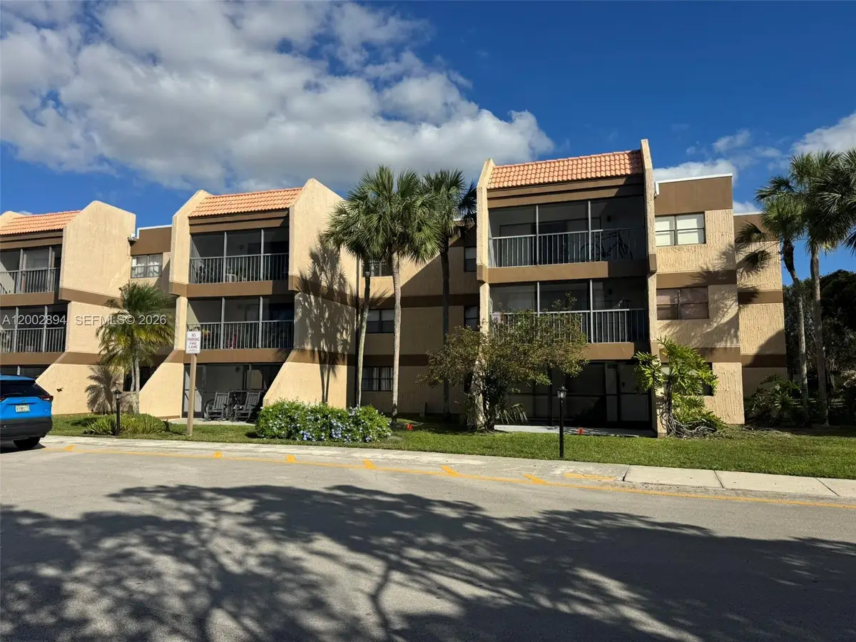 240 Lakeview Dr #112, Weston, FL 33326 - #1