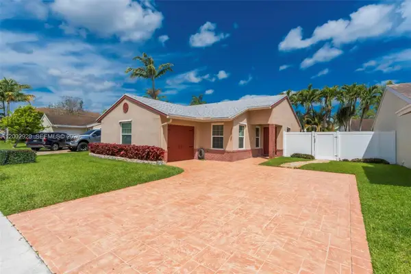 13721 Oak Ridge Dr, Davie, FL 33325