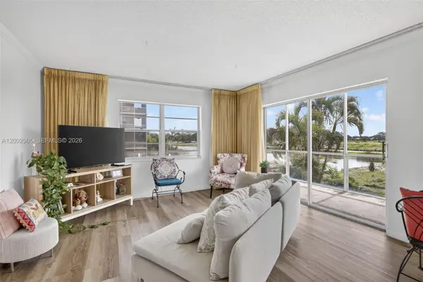 3048 E Sunrise Lakes Dr #221, Sunrise, FL 33322