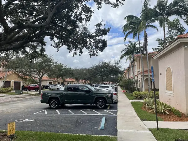 8831 S Isles Cir, Tamarac, FL 33321