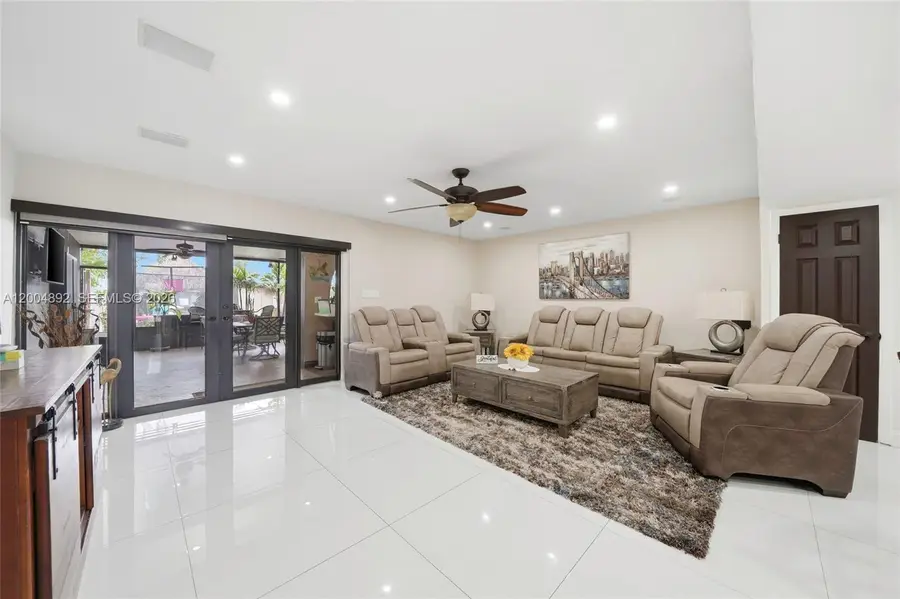 1789 W 72nd St, Hialeah, FL 33014 - #2
