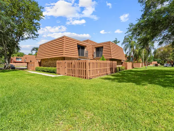 2532 Camelot Ct, Cooper City, FL 33026