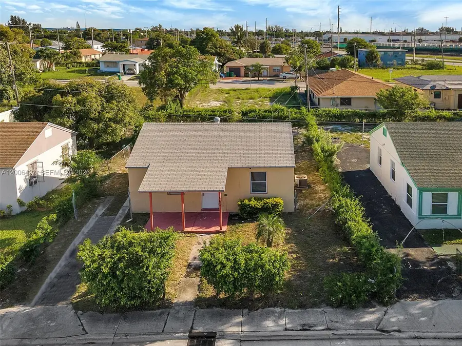 562 W 4th St, Riviera Beach, FL 33404 - #3