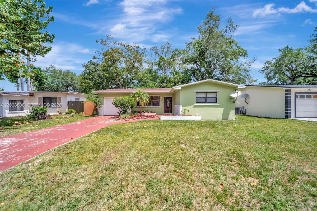 565 NE 160th St, Miami, FL 33162 - #1