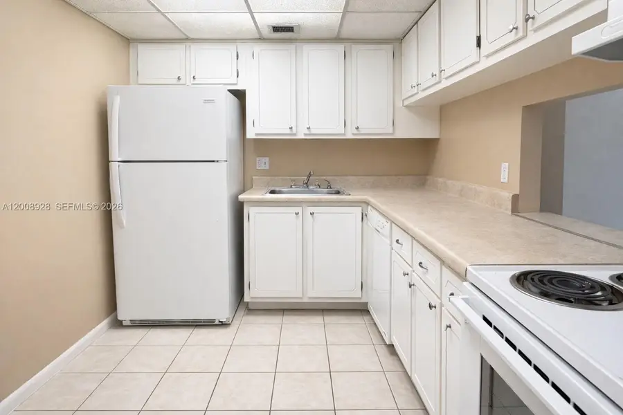 470 Executive Center Dr #2D, West Palm Beach, FL 33401 - #3