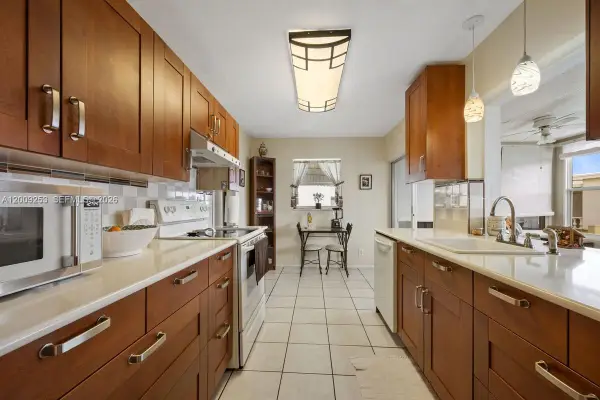 124 SW 10th St, Boynton Beach, FL 33426