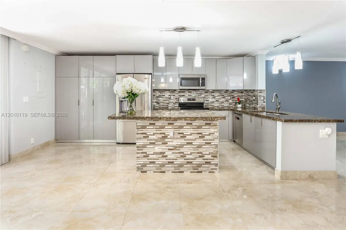 928 NE 27th Ave, Hallandale Beach, FL 33009 - #1